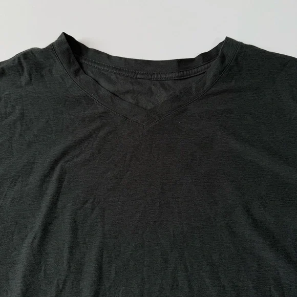 Vuori Strato Tech V-Neck Tee Charcoal Heather XL - Picture 3 of 9